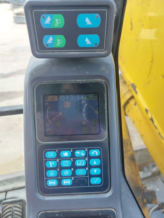 Колесен багер KOMATSU