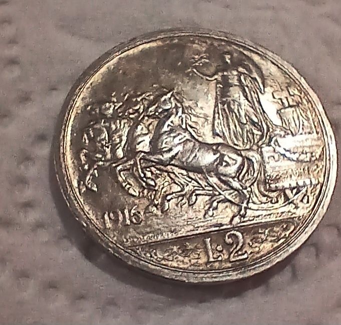 Стара сребърна монета.