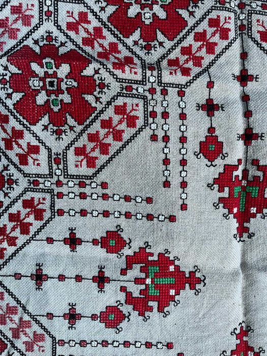 Ръчно бродирана покривка