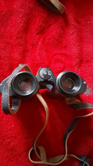 vând binoclu anii 1990 în husă de piele