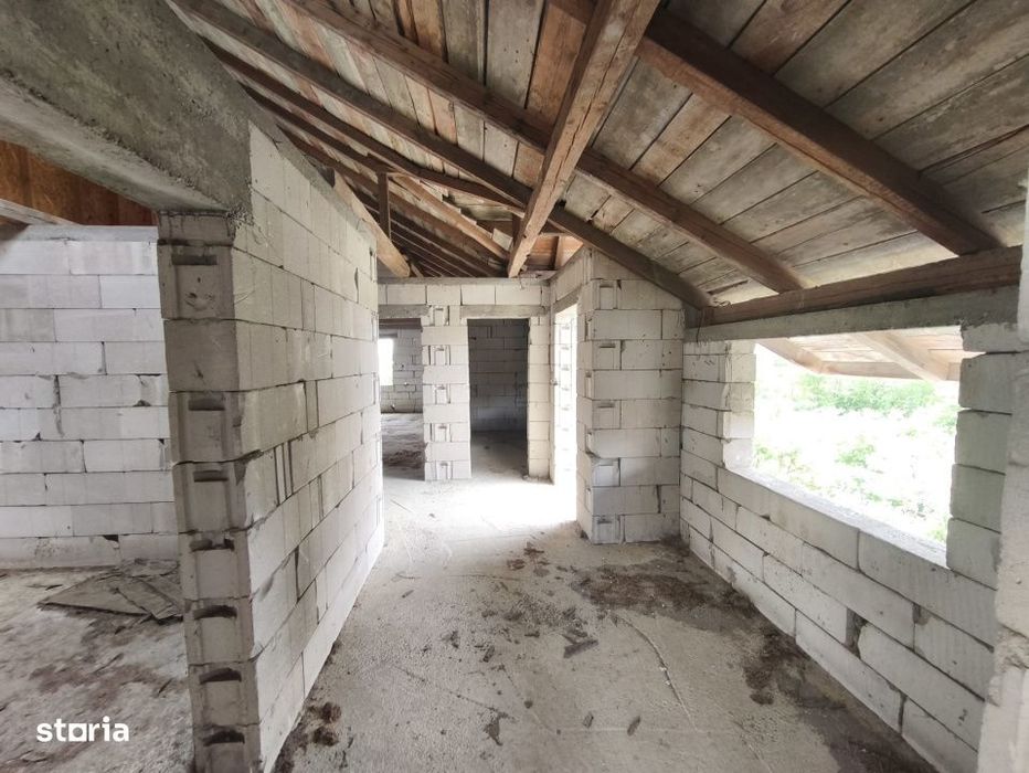 Duplex la rosu, 4400 mp teren, Siret