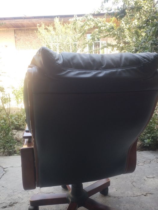 Кожаный кресло для офиса