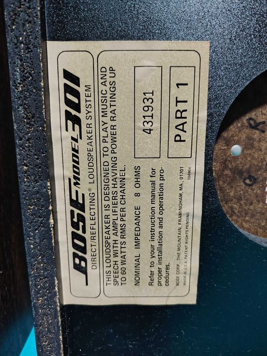 BOSE model 301 boxe cu Defect la difuzoare este ruptă garnitura