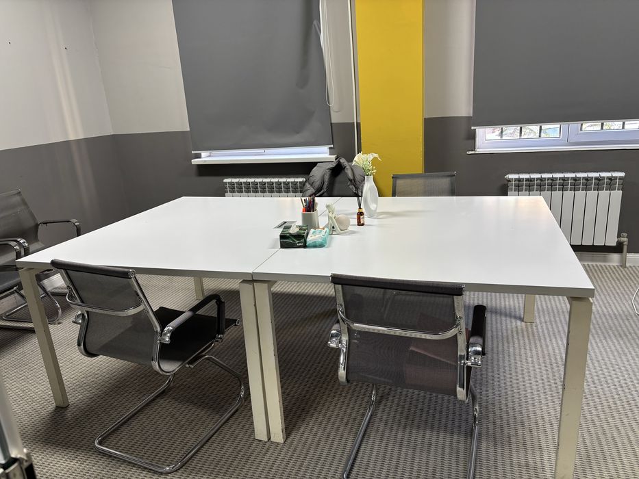 Офисный стол.