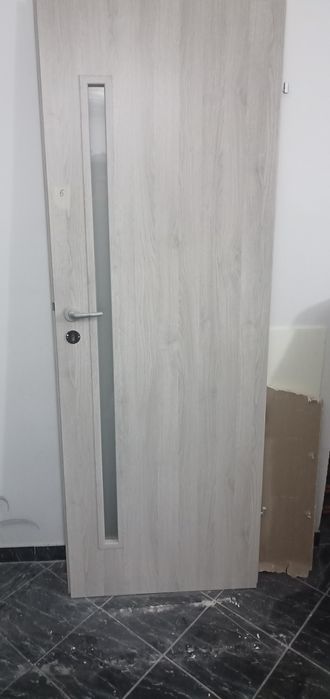 Șase uși pentru interior cu geam mat și toc reglabil,  de calitate sup