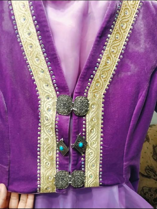 Казахский национальный кастюм фиолетовый