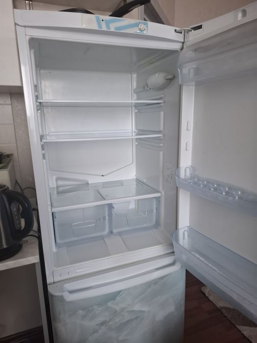 Холодильник Indezit. На запчасти