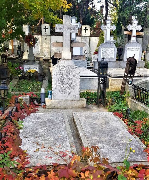 Vand 1 loc de veci cu 2 cripte in cimitir BELLU ORTODOX -FIGURA 93-