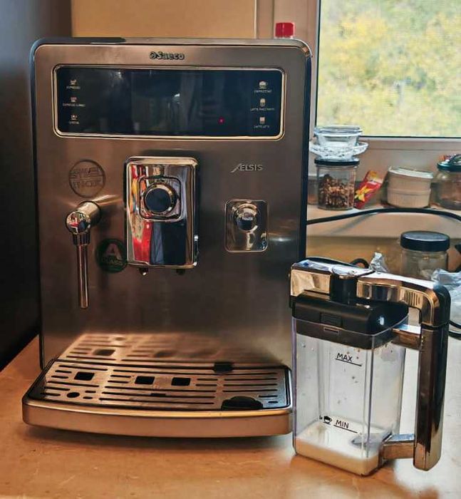 Espressor automat Saeco Xelsis – râșniță ceramică, carafă lapte