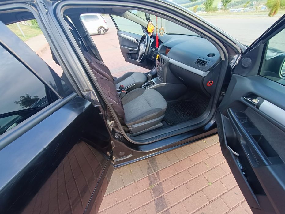 Opel Astra H 1.6  hatchback 
Anul: 2005