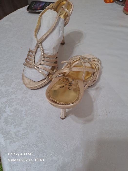 Продам босоножки