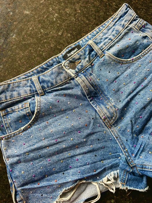Дамски къси панталонки с камъчета DESIGUAL