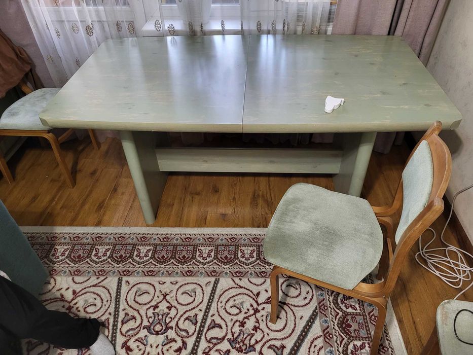 Стол со стульями