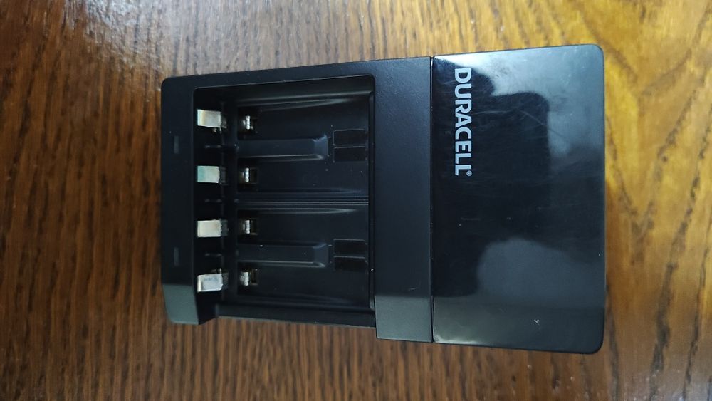 Încărcător Duracell pentru acumulatori