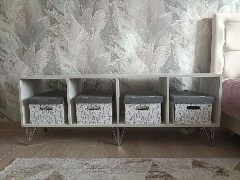 Тумба на ножках..