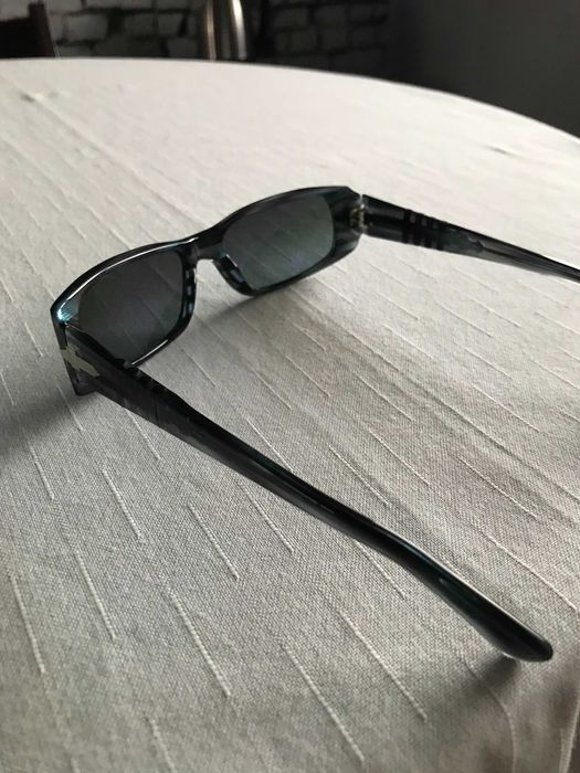 Продава слънчеви очила Persol