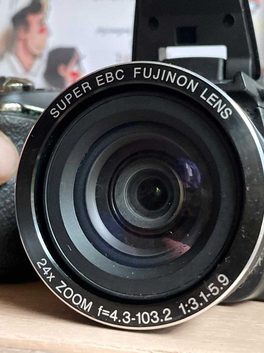 Aparat foto Fujifilm FinePix S4200 Black impecabil + card de memeori 8GB