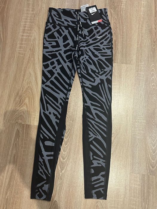 Дамски клин на Nike нов .