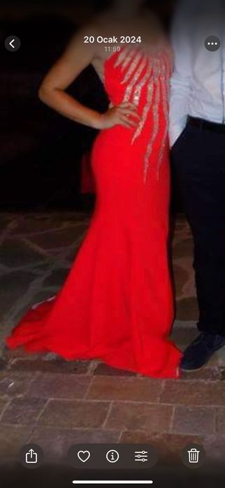 Рокля с камъни е цепка