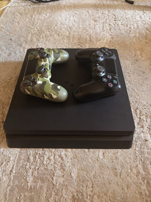 Vand PS4 in stare foarte buna cu 2 controllere si 7 jocuri