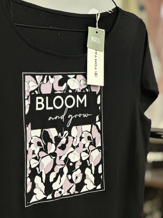 Черна блуза с цветен принт