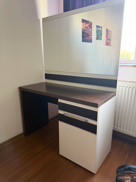 Masuta de machiaj cu oglinda mare si spatiu de depozitare