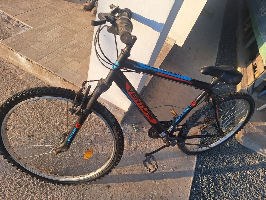 Vand trei biciclete
Venture 500 lei 26 inc
Velros 600 lei aluminiu 24 ich
BMX 700 lei