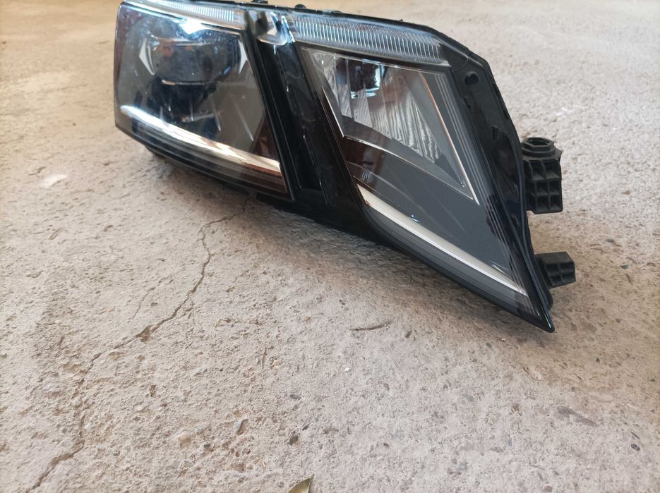 Десен фар за Шкода Октавия / Skoda Octavia facelift 2017-2020