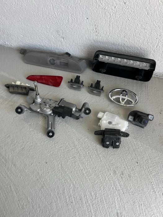 Toyota Yaris камера,мотор чистачки,дръжка,трети стоп,емблема