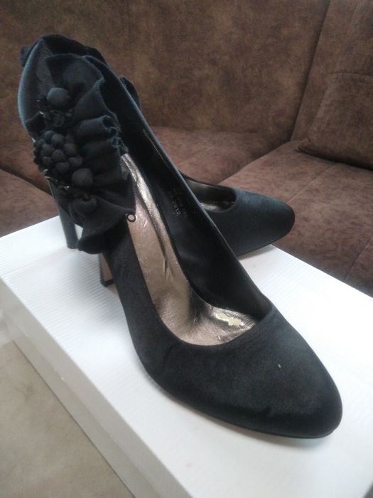 Кора рангли аёллар оёк кийими