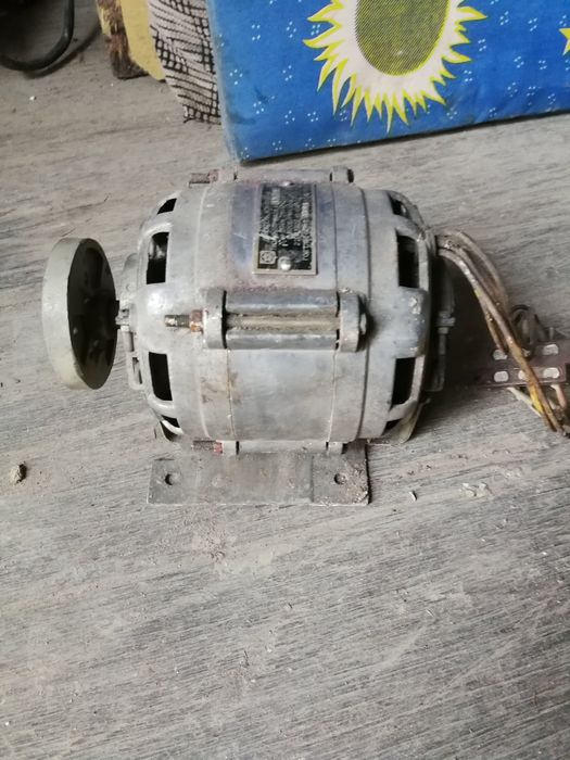 Электромотор реверсный.