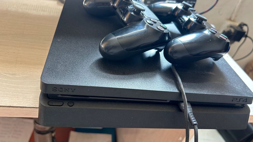Play station 4 slim