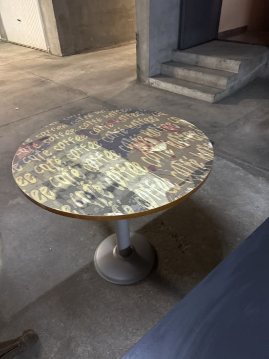 2 броя маси - холна и трапезна