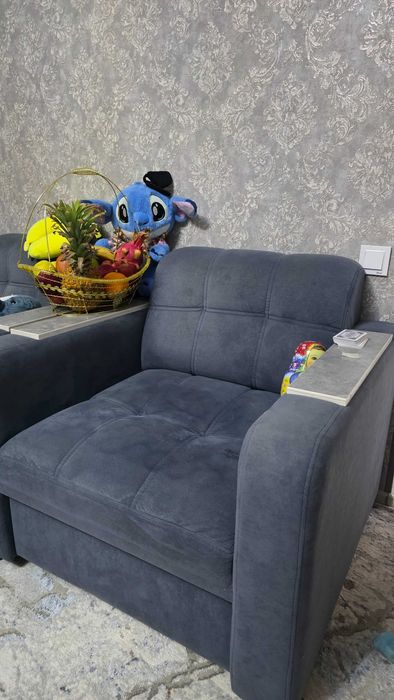 Диван ,2 кресла и 4 подушки.Диван раздвижной.