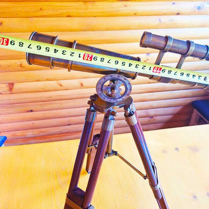 Далекоглед бронзов с античен дизайн и дървена тринога