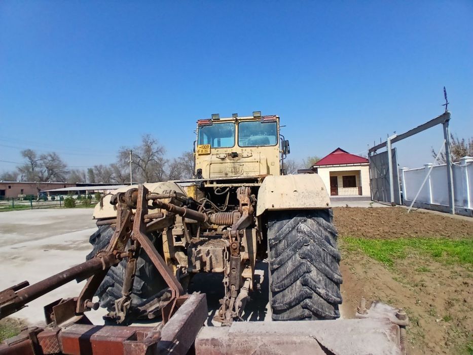 K-700 traktori sotiladi