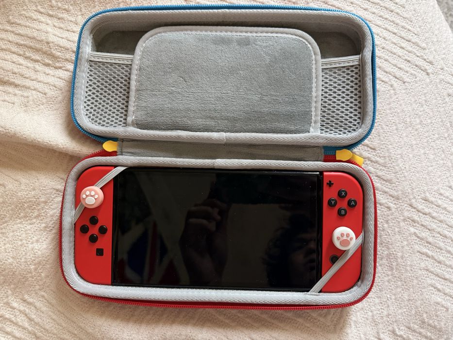 Консоль Nintendo Switch OLED в красном цвете