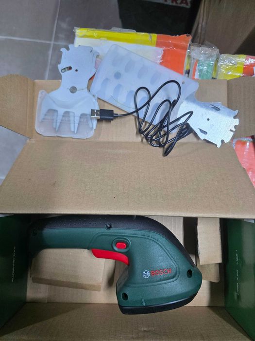 Foarfece de taiat iarba pe acumulator Bosch EasyShear 0600833303