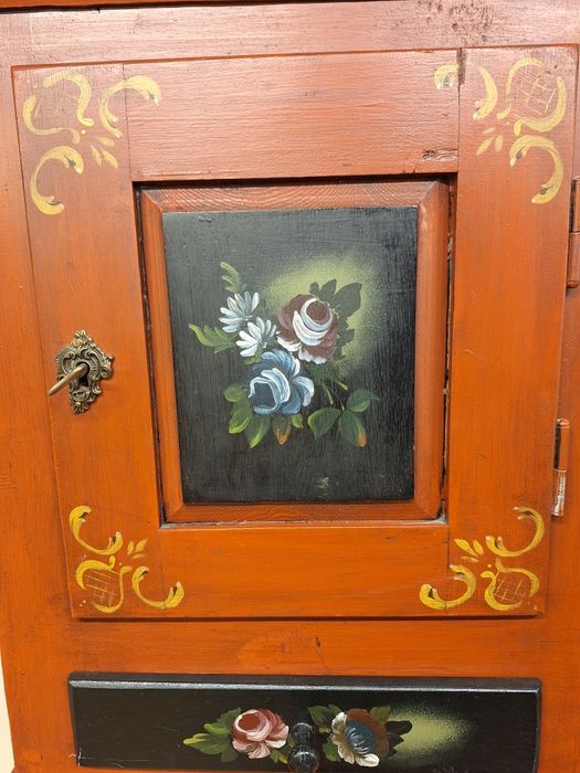 Шкаф за стена ръчно изрисуван