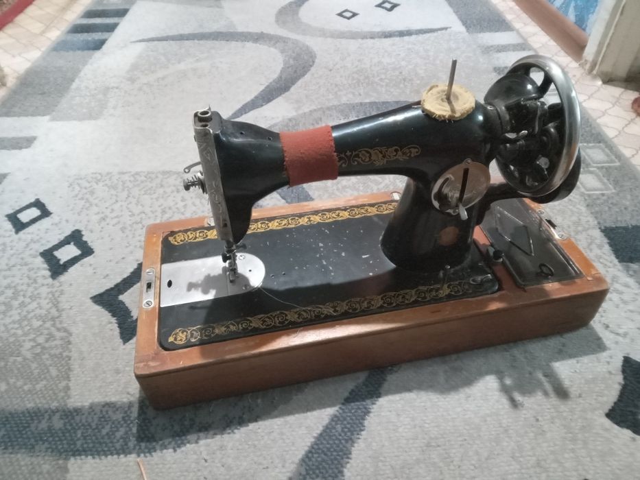 Продам советскую швейную машинку