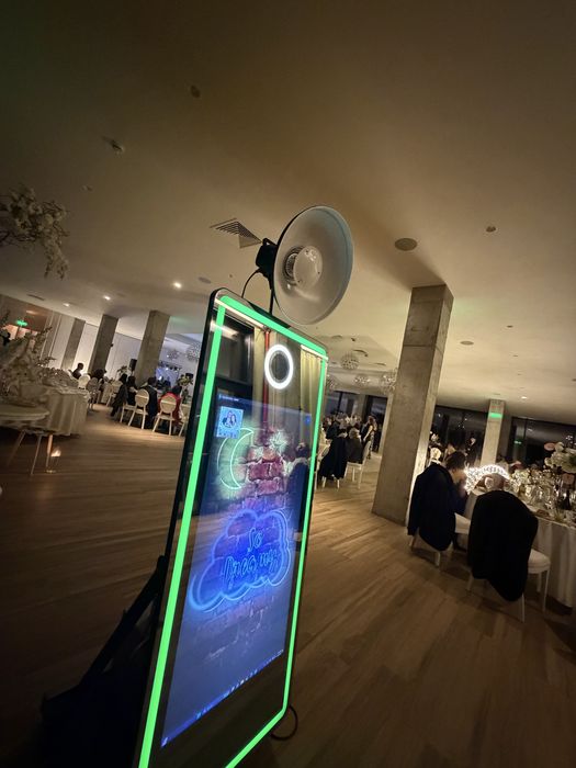 Oglindă magică+guestbook, platforma 360, fum greu, baloane cu fum,artificii reci, tort shot-uri/ cabina londoneza+audiobook/etilotest/ manechine