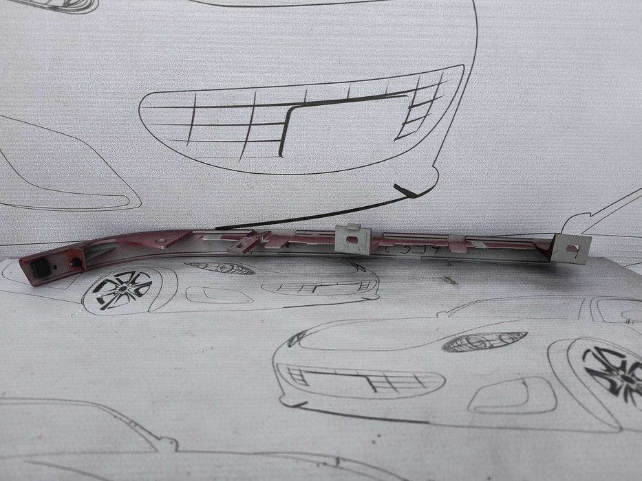 Placa Ghidaj Sub Far Dreapta Nissan Avenir W10 1990–1998 / Primera P10 1990–1996 Cod OEM 62418-70N00 (5C2)