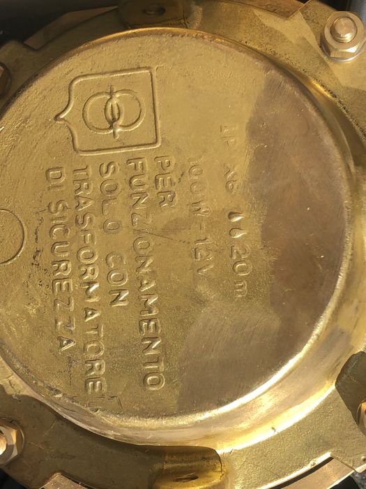 proiectoare subacvatice sau spoturi de piscină,