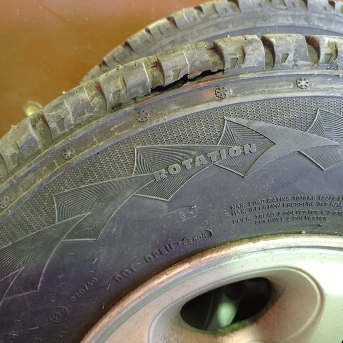 Резина 235/75 r15. Б/у, зимняя