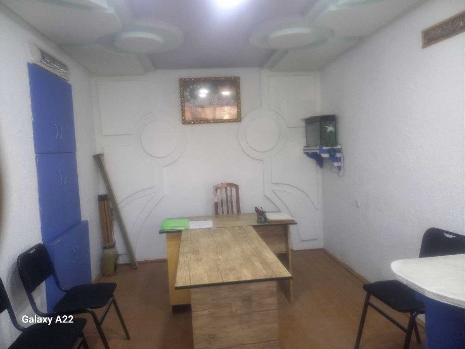 Beshkent shaxri Davlat xizmatlari oldida 1 xonali qulay joy