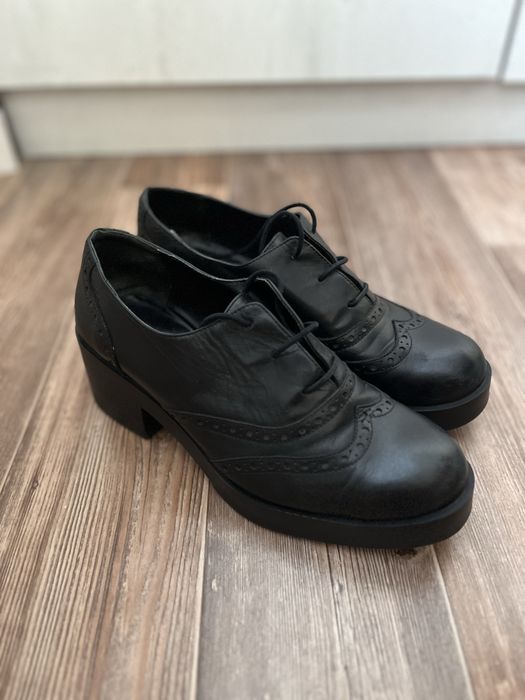 Продаю женские ботинки