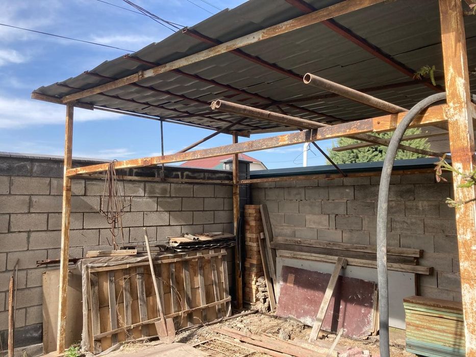 Продам готовый навес с металлочерепицей