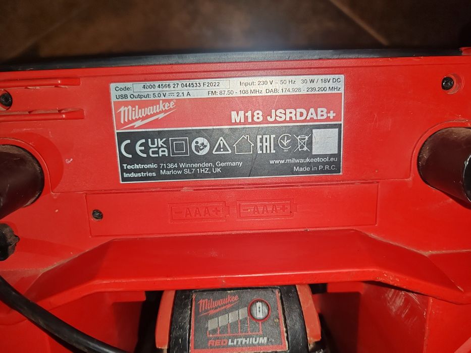 Vând boxă Milwaukee