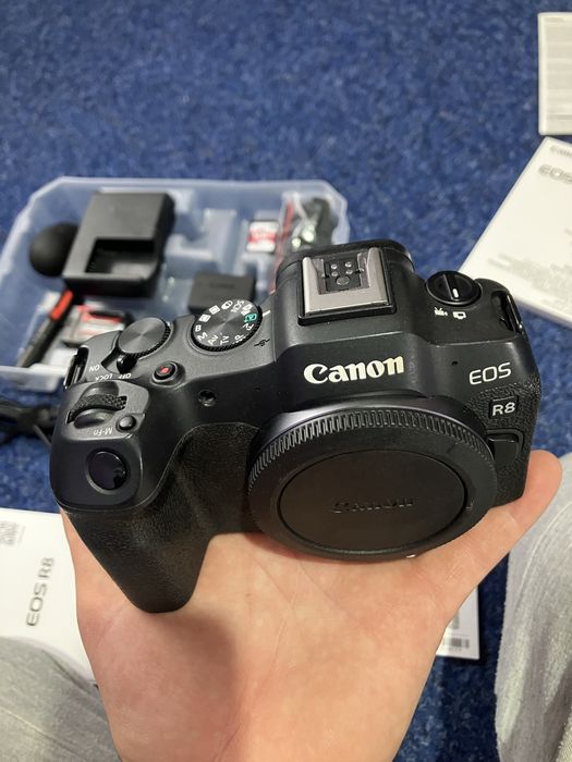 Canon Eos R8 - La Cutie - Garantie - Accesorii