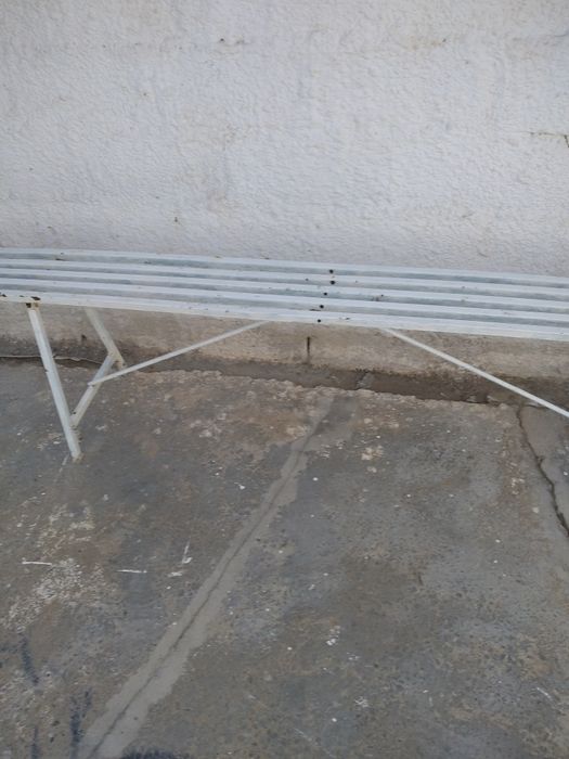 Продается железный стол и 2 скомеки